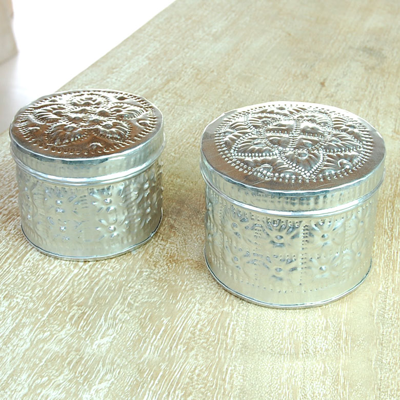 手仕事の温かみを感じるアルミ素材