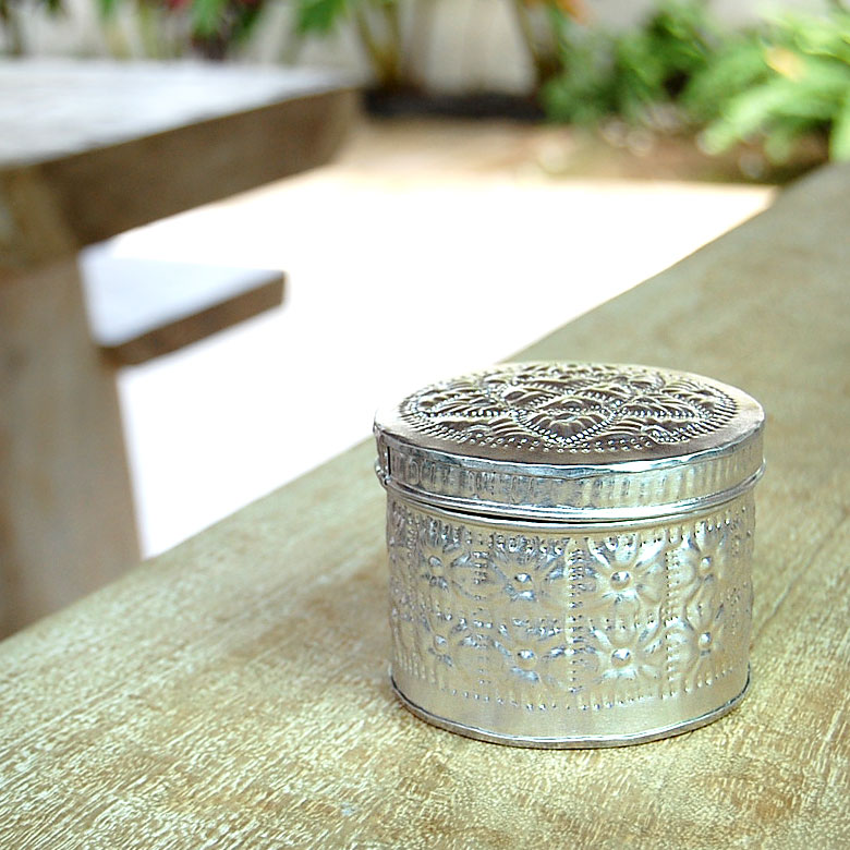 ヘアピンやアクセサリーなどの小物入れとして