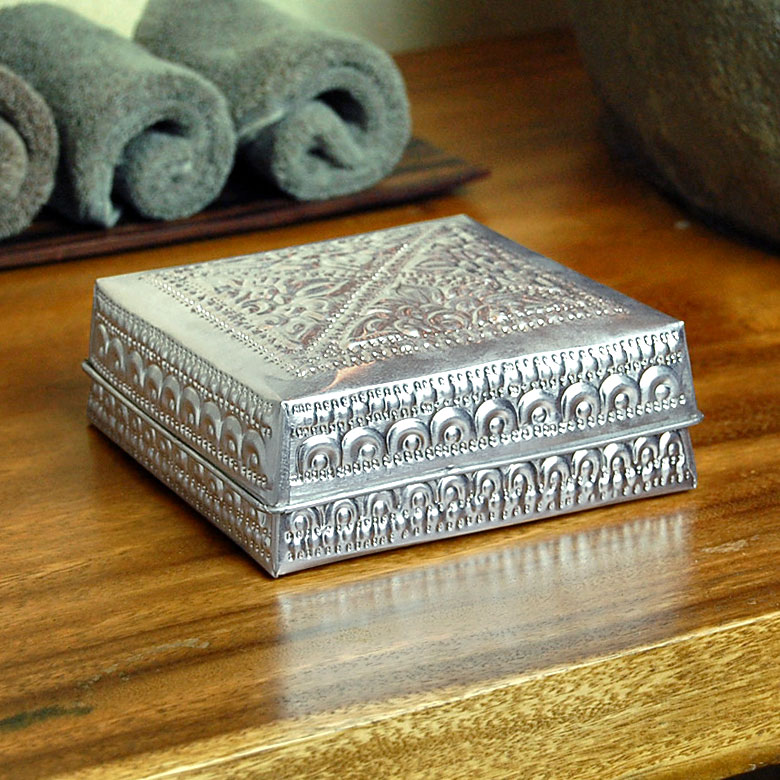 ちょっとした小物入れに便利な収納ケース