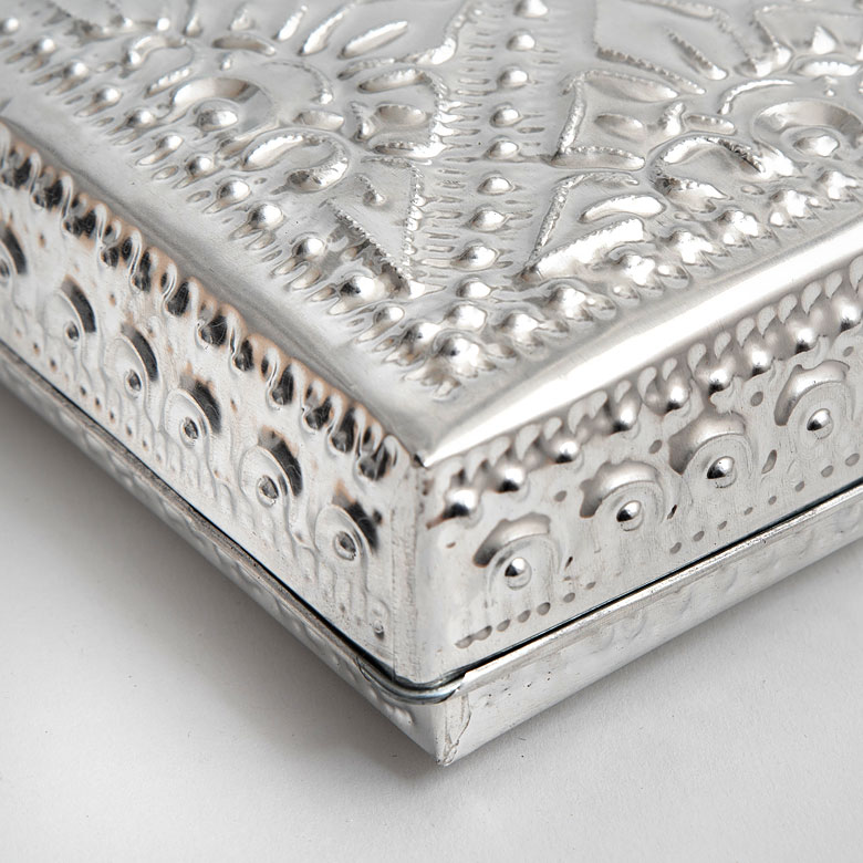 光の反射でキラキラと輝きます