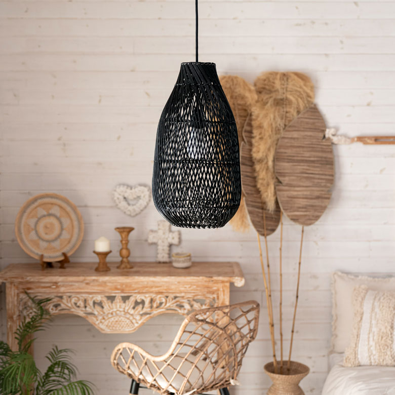 インテリアにアクセントを加えてくれるラタンのランプシェード