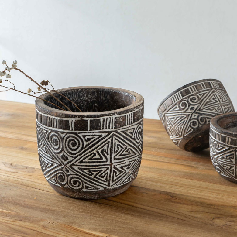 表面に施されたアジアンオーラ漂う彫刻は、インドネシア・スンバ島に伝わる伝統的な文様