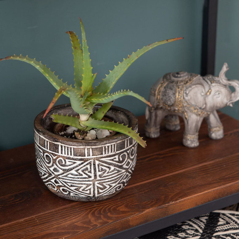 深さがあるので中にモノを入れたり、使い勝手もよく、存在感もあるサイズ