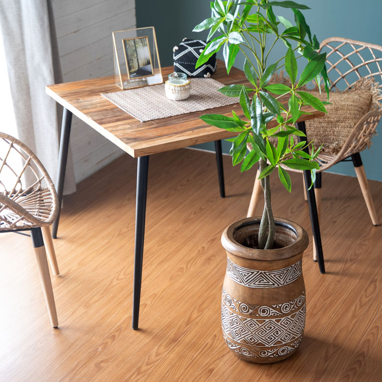 ユニークなシルエットがインテリアの主役になるフラワーベース