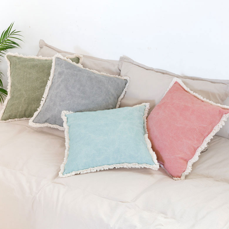 使い込んだデニムのようなユーズド感が魅力のクッションカバー