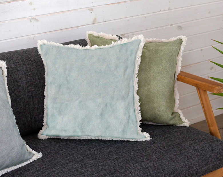 チェアの腰当に、リゾートテイストなクッションカバー。