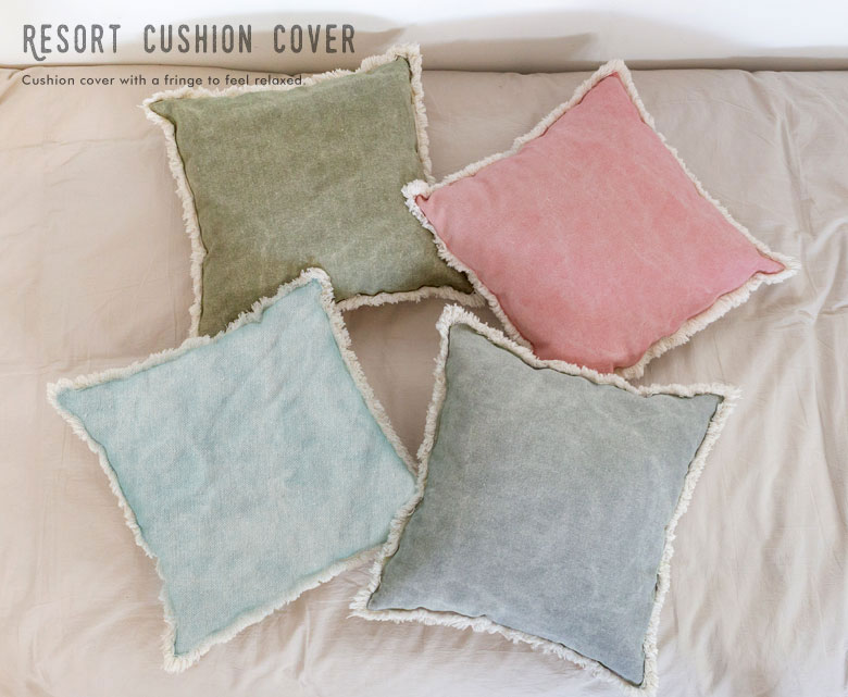 フリンジ付きのお洒落なクッションカバー。