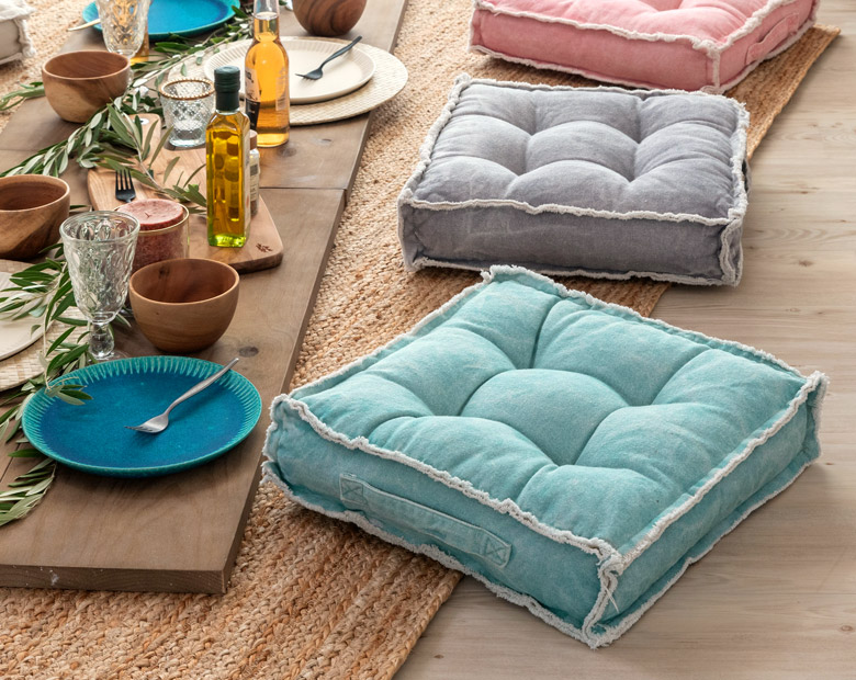 床に置いて、座布団のように。