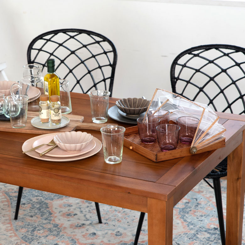 サイドのねじが、フードをしっかりと固定します