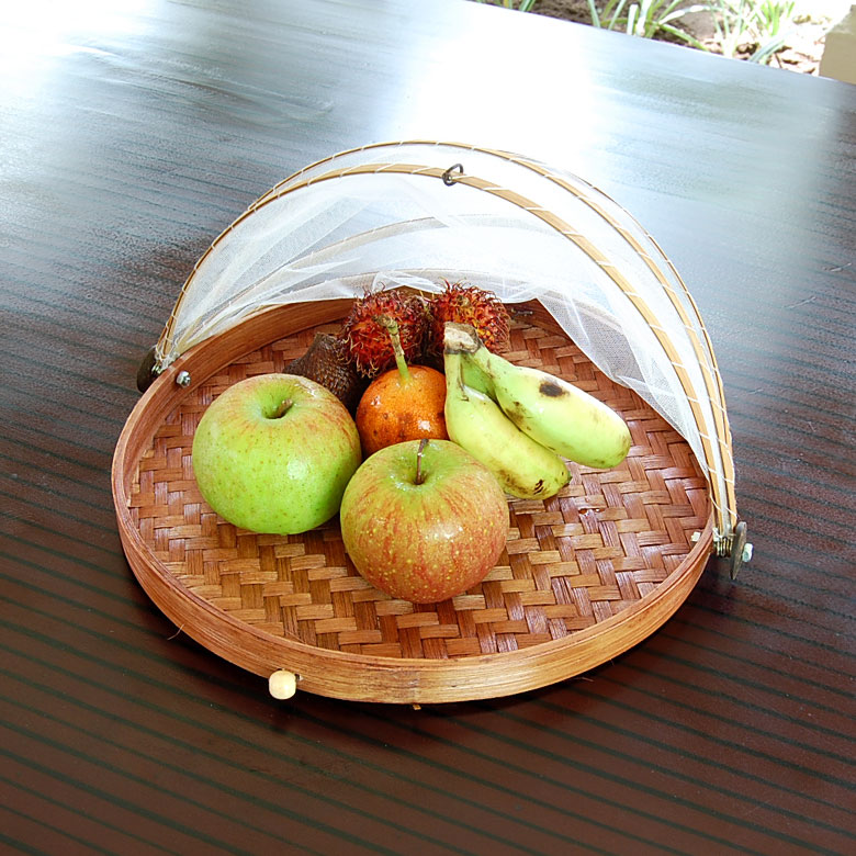 サイドのねじが、フードをしっかりと固定します