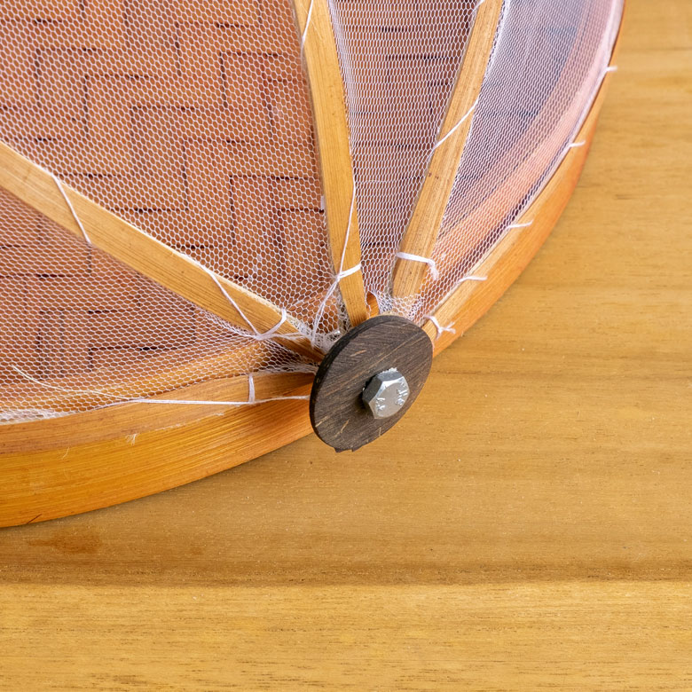 つまみ部分にゴムをひっかけて使用します