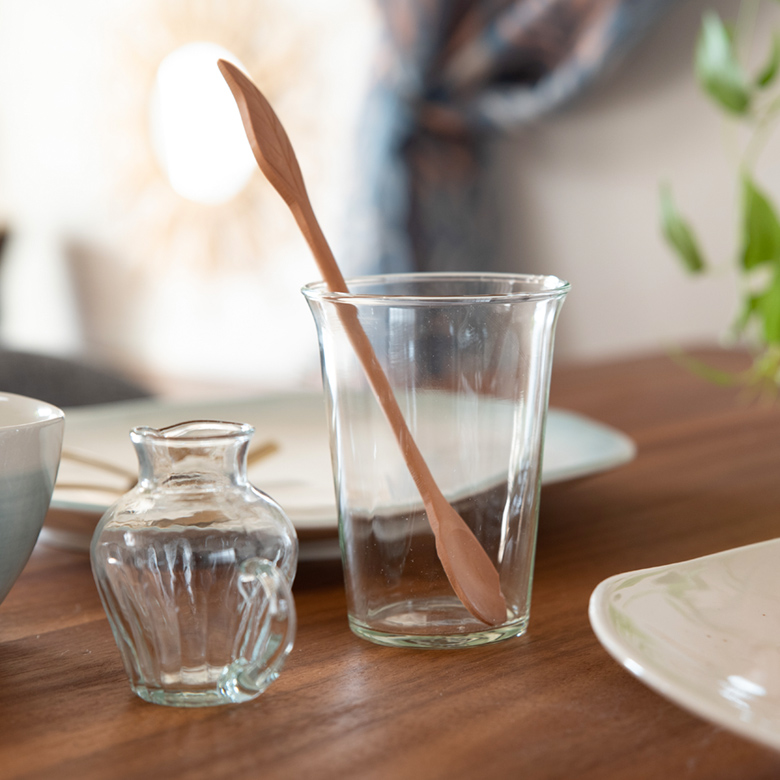 テーブルコーデに溶け込む、ナチュラルなデザイン