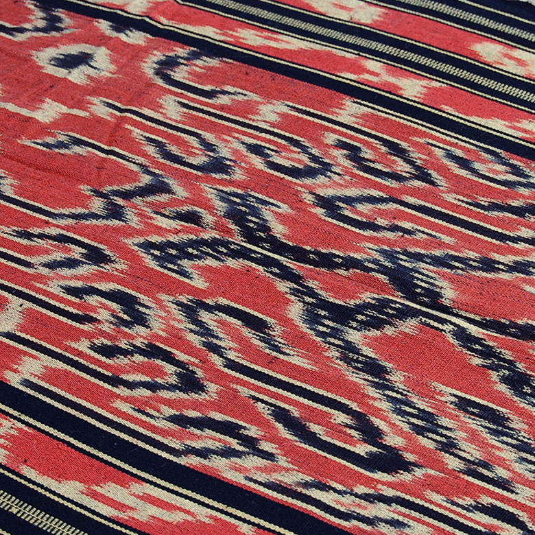 橙色を基調とし、鮮やかな黄色や黒で模様を描いています。