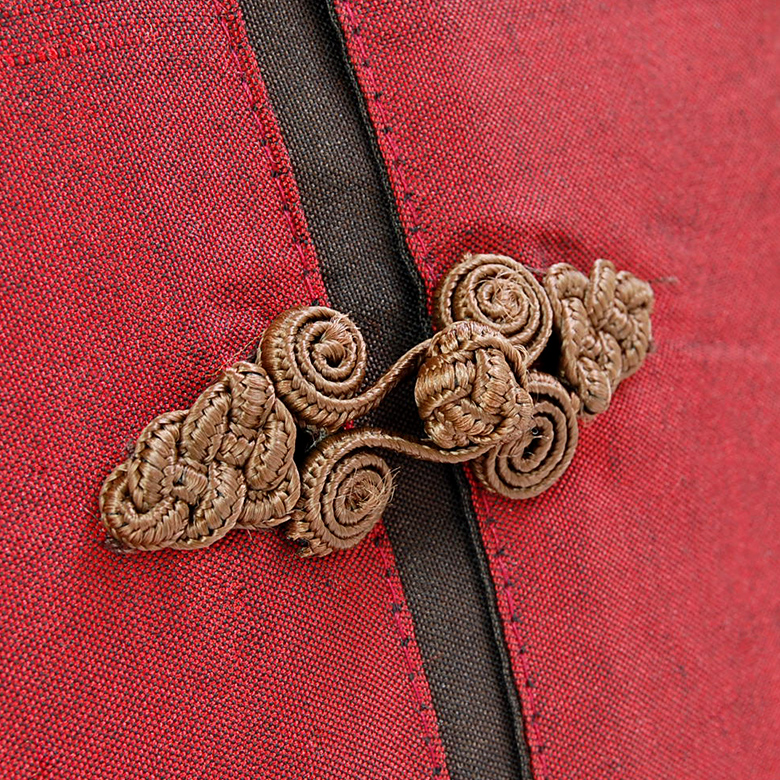 深い色合いのクッションカバーは表の中央にアジアンな装飾が３つならんでいてアクセントになっています。