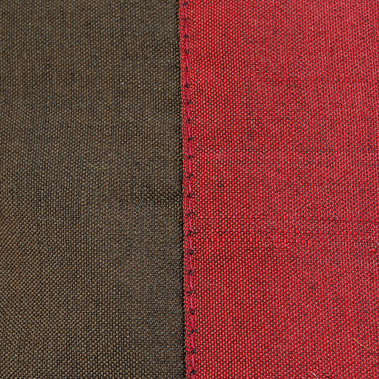 ダークブラウンと深いワインレッドの組み合わせ