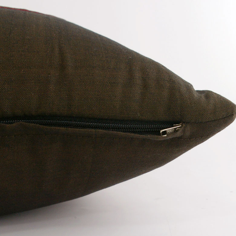 その模様のコンビネーションが絶妙でご自宅のソファに置くとアジアンな雰囲気を楽しめます。