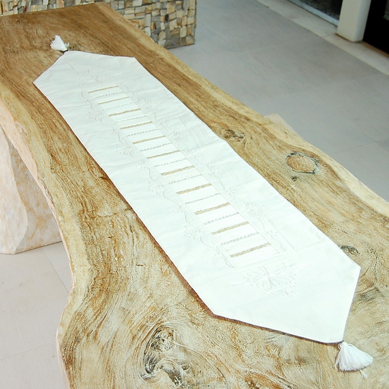 全体に施された刺繍が華やかなタペストリー