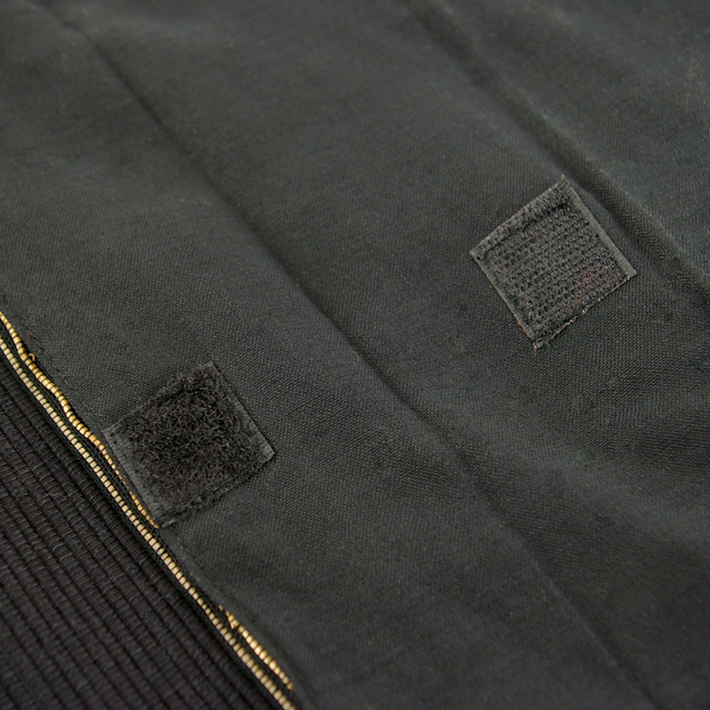 表面に描かれた刺繍はハンドメイドですのでひとつひとつ多少違うところがありまさに世界で一つだけのアイテムです。