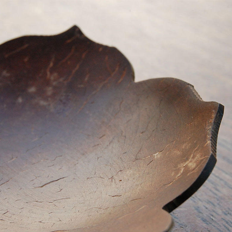 ココナッツシェルの風合いを存分に楽しめるトレー