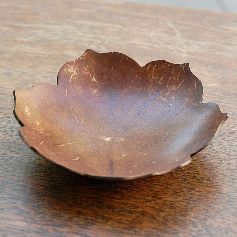 素朴な模様もココナッツシェルならでは