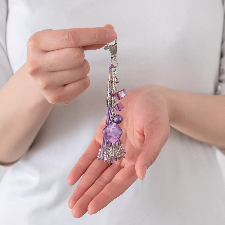 天然のシェルとビーズの付いた紐で作られたかわいいキーホルダー。