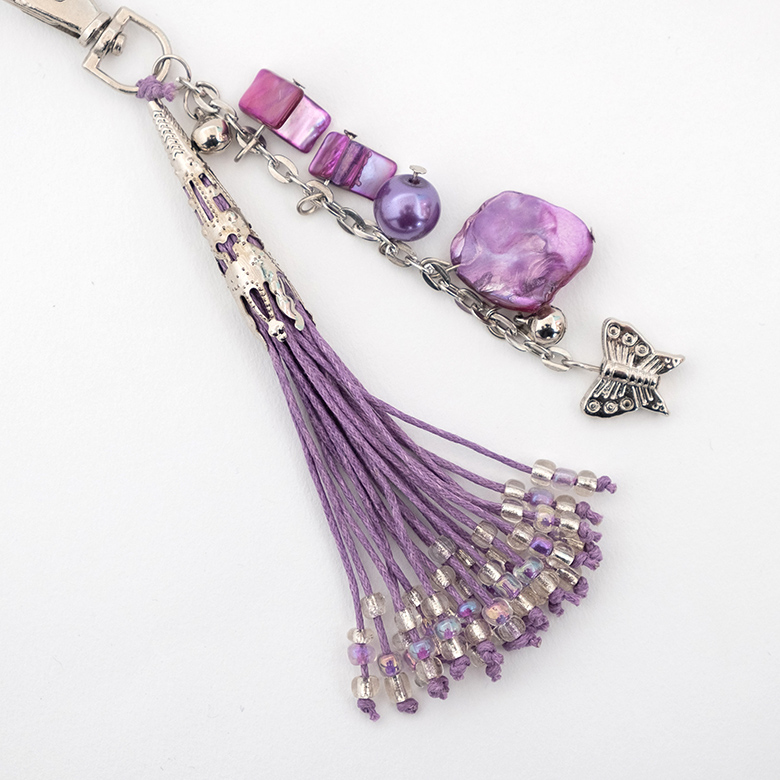 房(タッセル)のように束ねられた紐の先にはプラスチック製のビーズが付いていて、
動きのあるデザインを作り出します。