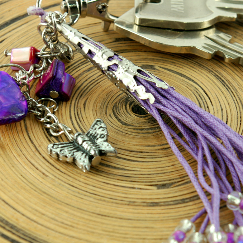 カニカンと呼ばれる蟹の爪のようなフックが付いているので鍵の着脱も簡単。