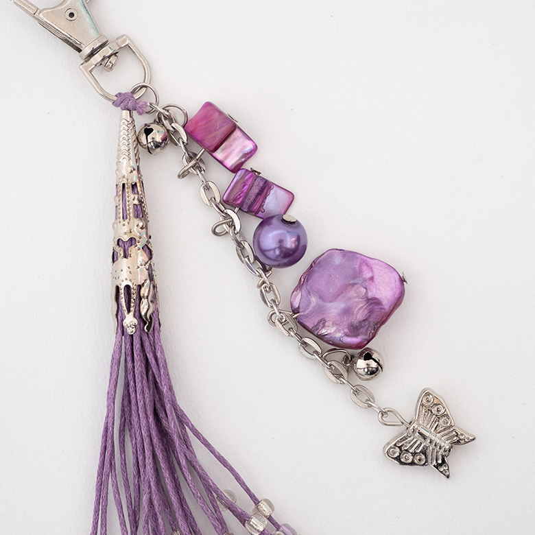 フックからぶら下がっているシェルや蝶のアクセサリーがアクセントになっています。