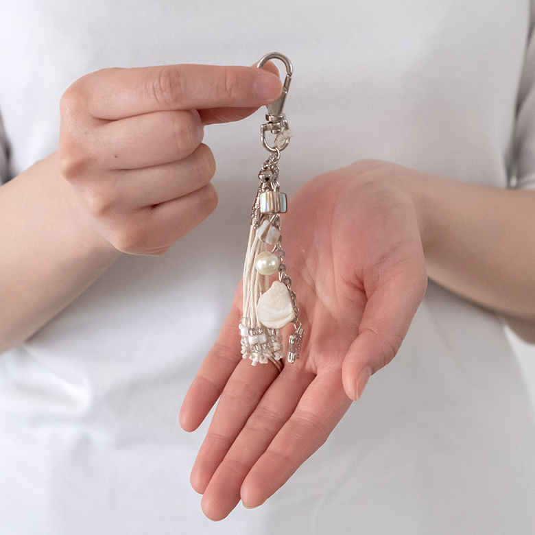 天然のシェルとビーズの付いた紐で作られたかわいいキーホルダー。