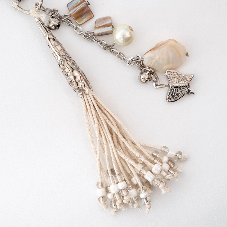 房(タッセル)のように束ねられた紐の先にはプラスチック製のビーズが付いていて、
動きのあるデザインを作り出します。