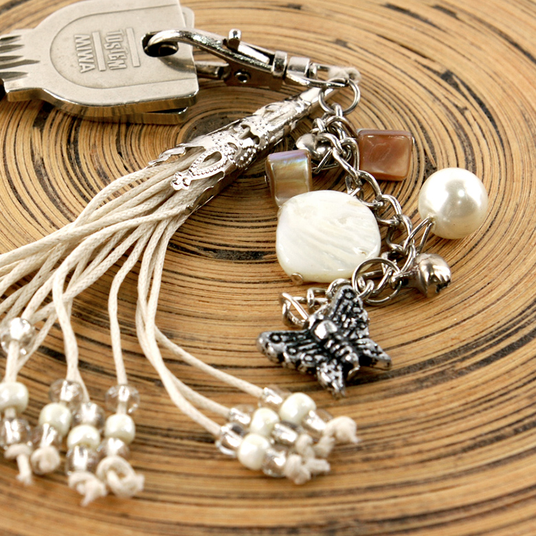 カニカンと呼ばれる蟹の爪のようなフックが付いているので鍵の着脱も簡単。