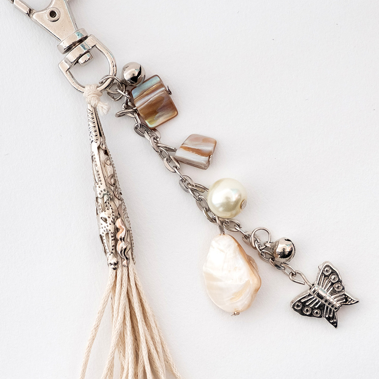 フックからぶら下がっているシェルや蝶のアクセサリーがアクセントになっています。