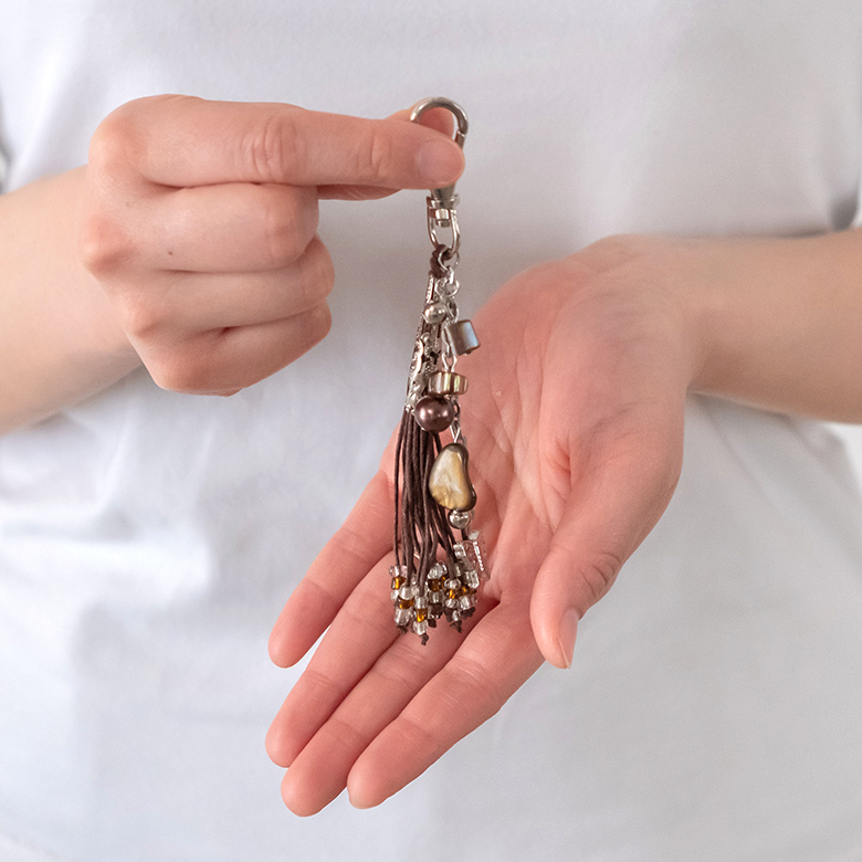 天然のシェルとビーズの付いた紐で作られたかわいいキーホルダー。