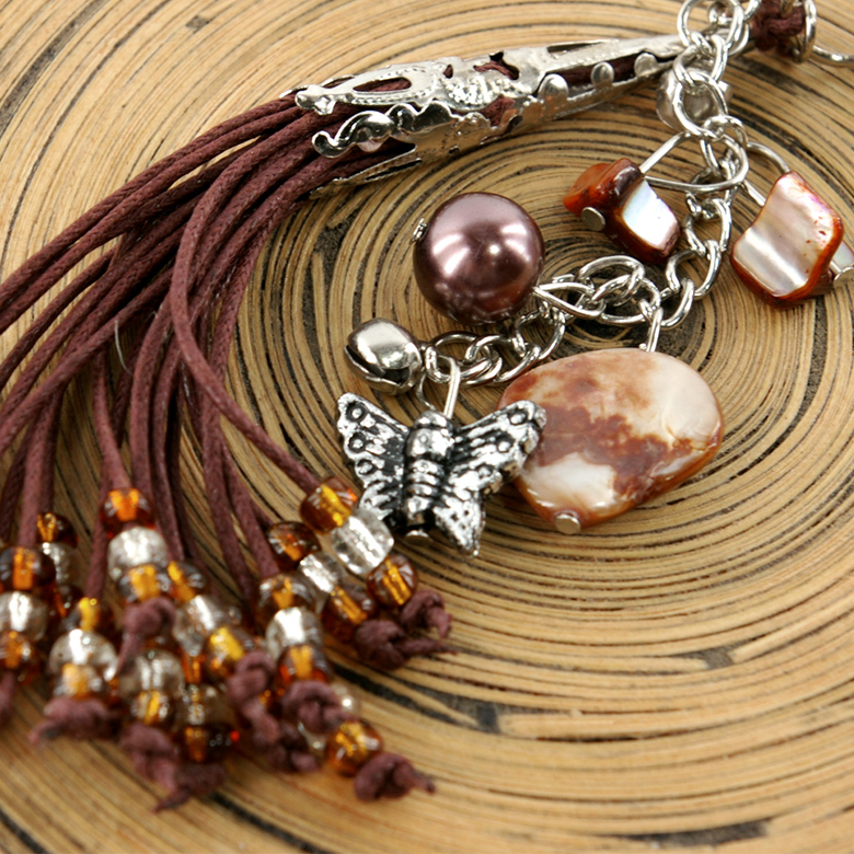 カニカンと呼ばれる蟹の爪のようなフックが付いているので鍵の着脱も簡単。