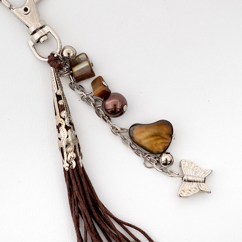 フックからぶら下がっているシェルや蝶のアクセサリーがアクセントになっています。