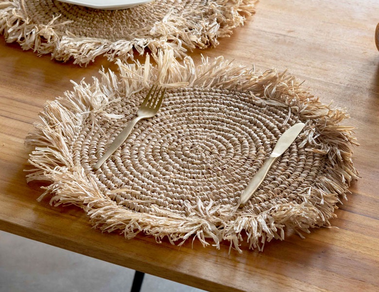 シンプルながら、サイドのフリンジがアクセントに