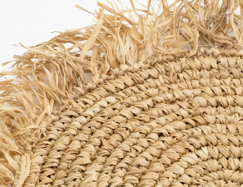 涼しさを感じられるサラッとした触り心地。ぽこぽことした編み目も特徴的。