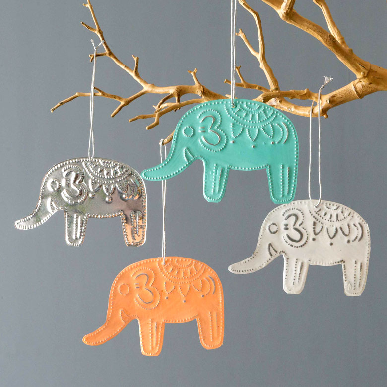 光の反射でキラキラ輝くアルミのオーナメント