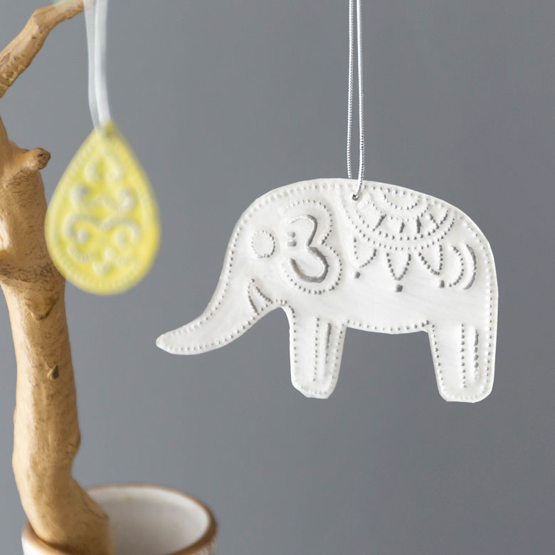 どんな色とも合わせやすいホワイト