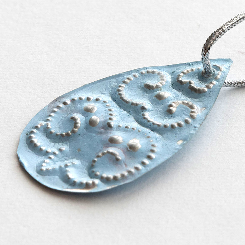 凹凸のある模様はポップで可愛らしい印象