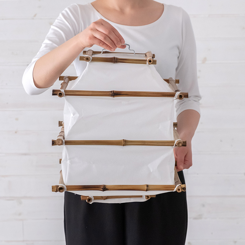 アジアンテイストたっぷりのバンブーでできたフレームに不織布でできたシェードを組み合わせて作られた吊り下げ式ライト。