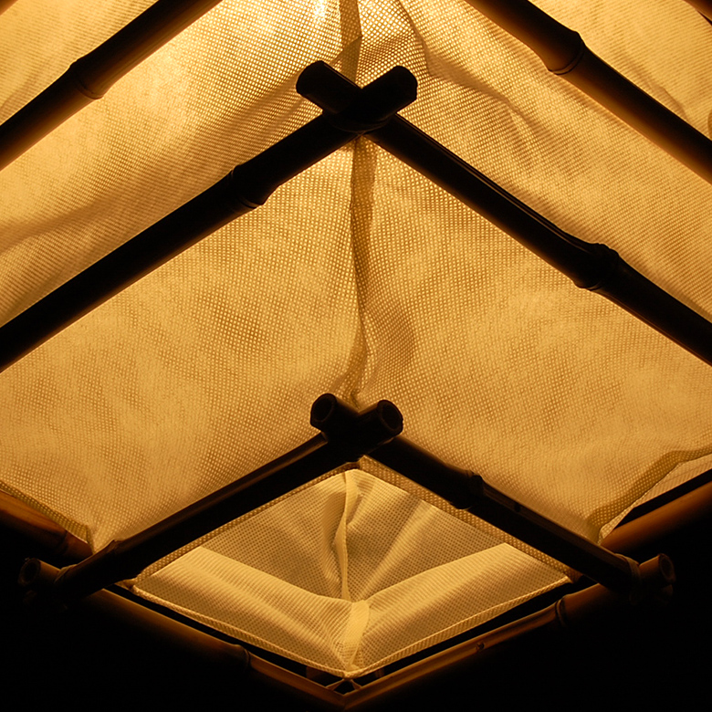 シェード部分はじゃばらになっているので、ちょうちんのように畳むことができます。