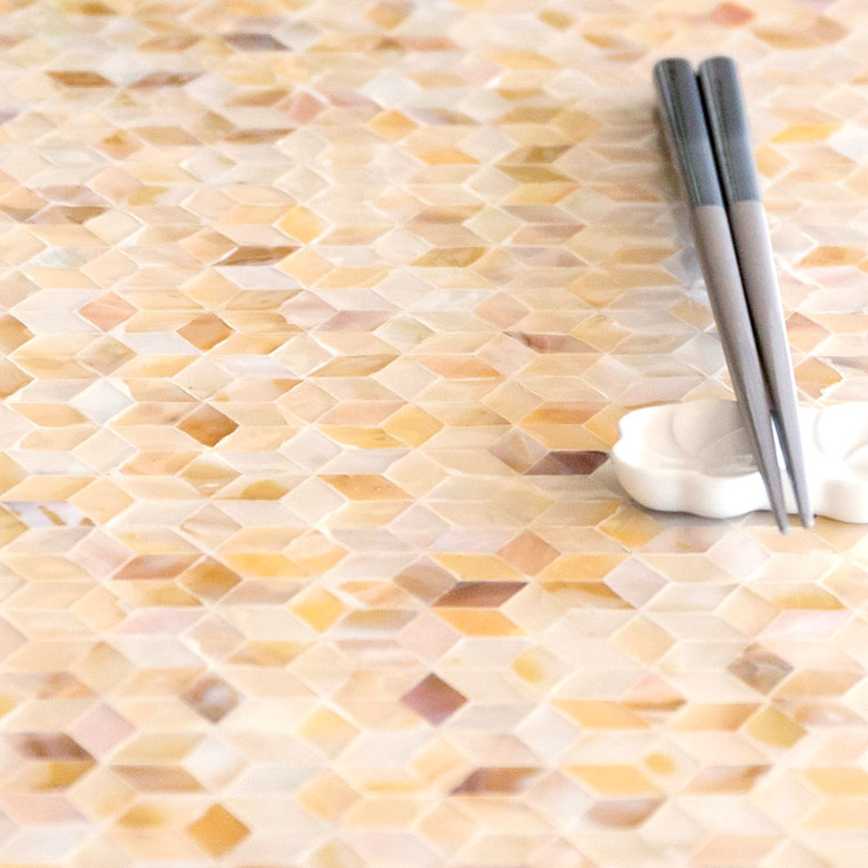 テーブルを彩るトレイとしても。