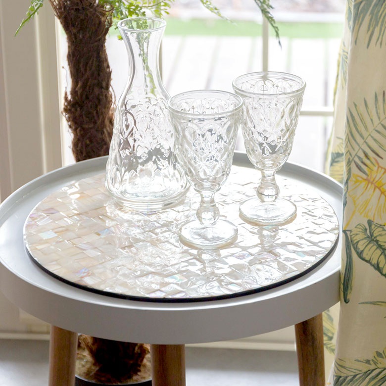 テーブルを彩るトレイとしても。