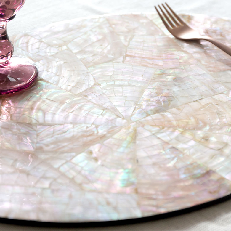 テーブルを彩るトレイとしても。