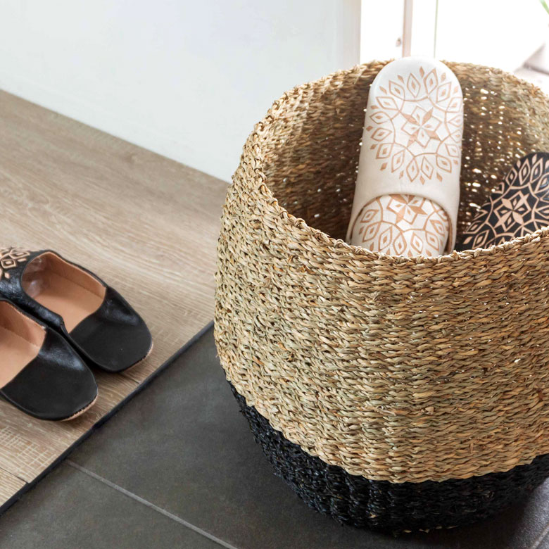 玄関先のスリッパの収納に