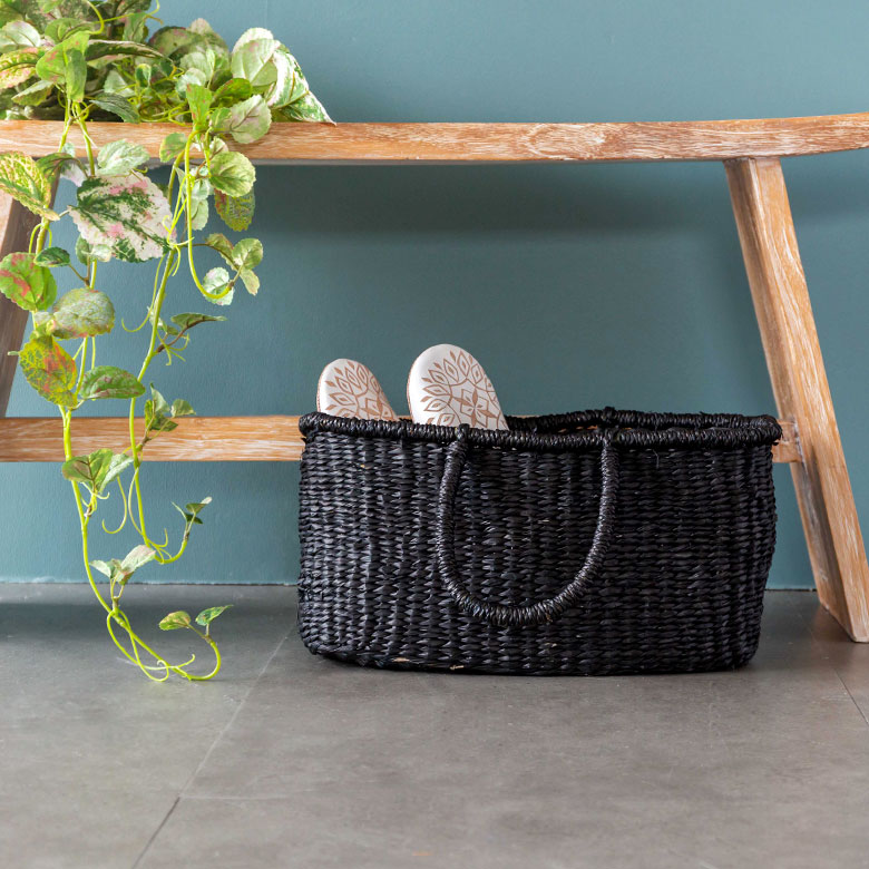 玄関先のスリッパの収納に。