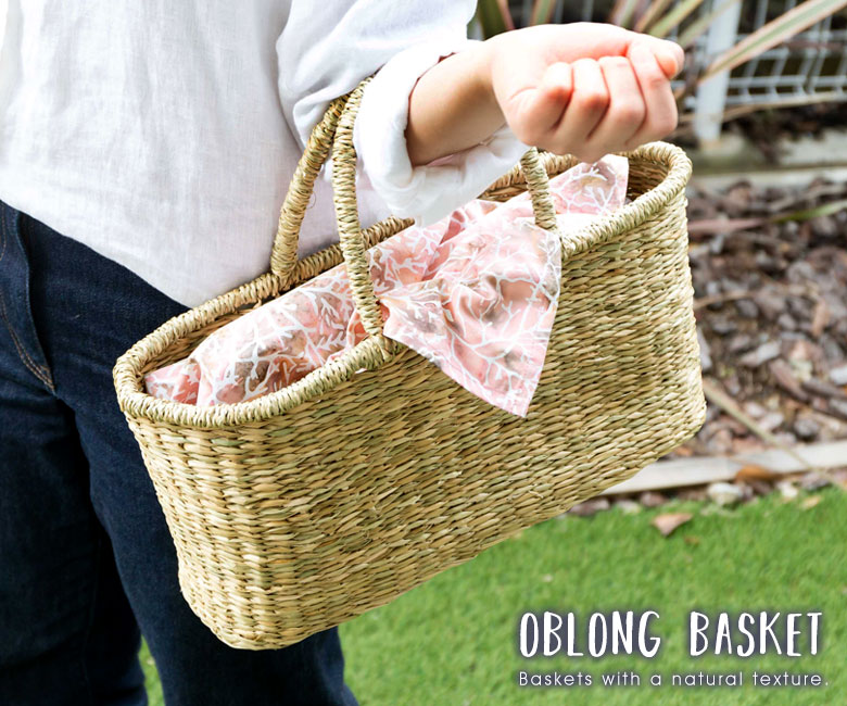 収納だけでなく、ハンドバッグとしても使えるバスケット。