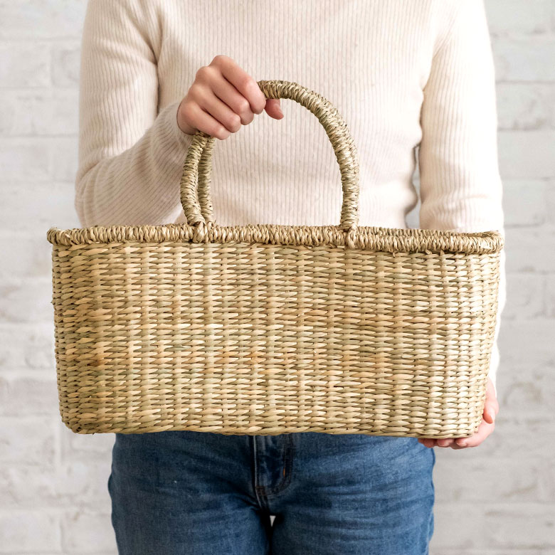 ベトナムの職人によりひとつずつ丁寧に編まれています