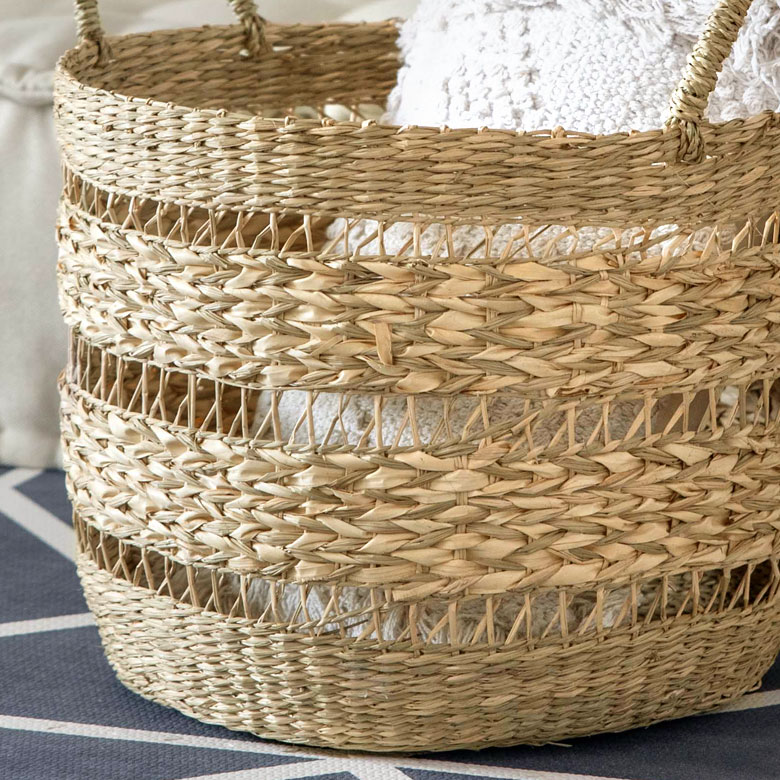 ベトナムの職人によりひとつずつ丁寧に編まれています